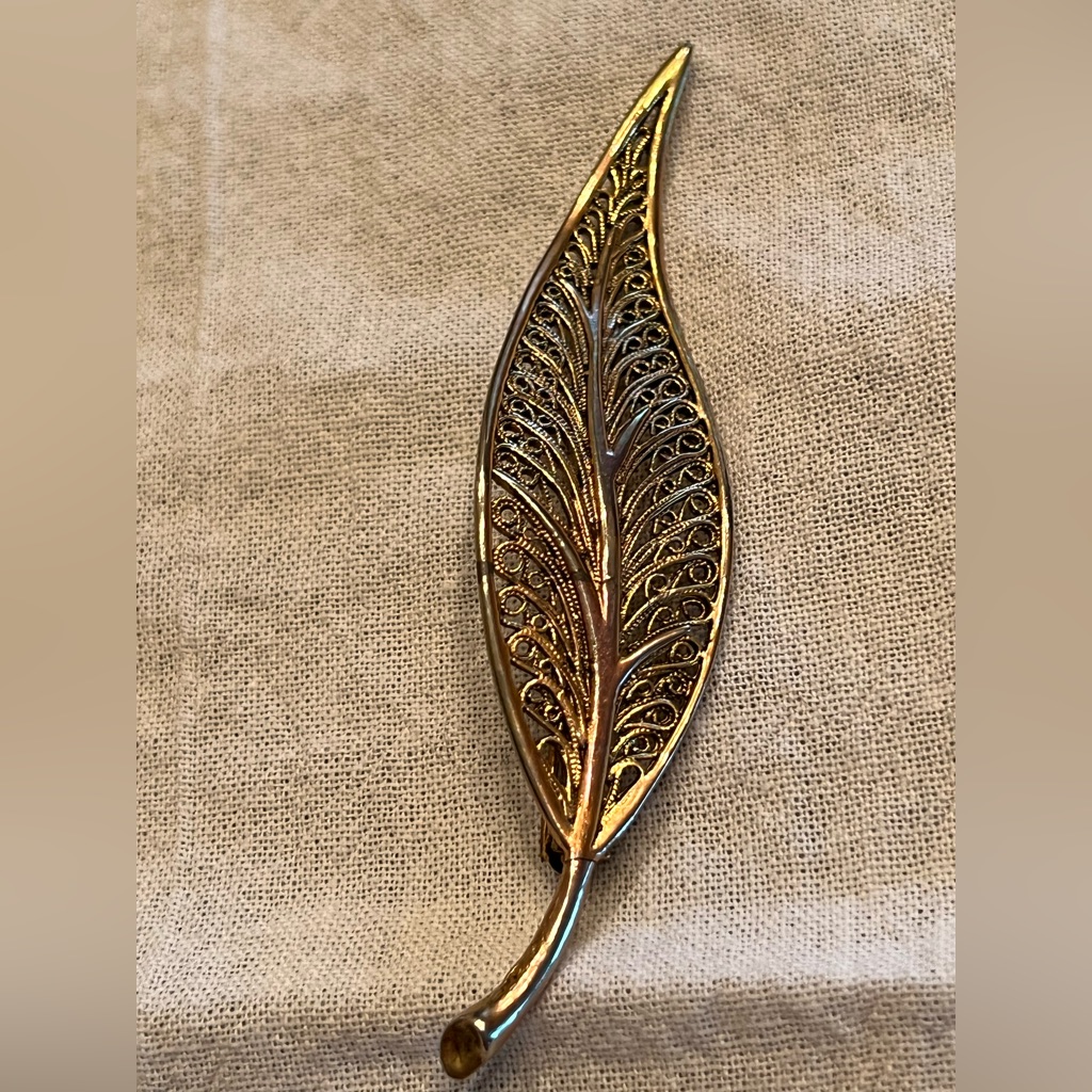 Avante Beautiful Leaf Brooch Vintage 60s 70s Filigree Goldtone Large.